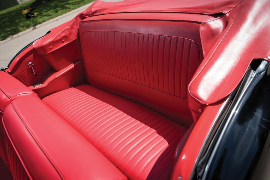 Интерьер Buick Special Convertible 1958 года  (фото 7 из 26)